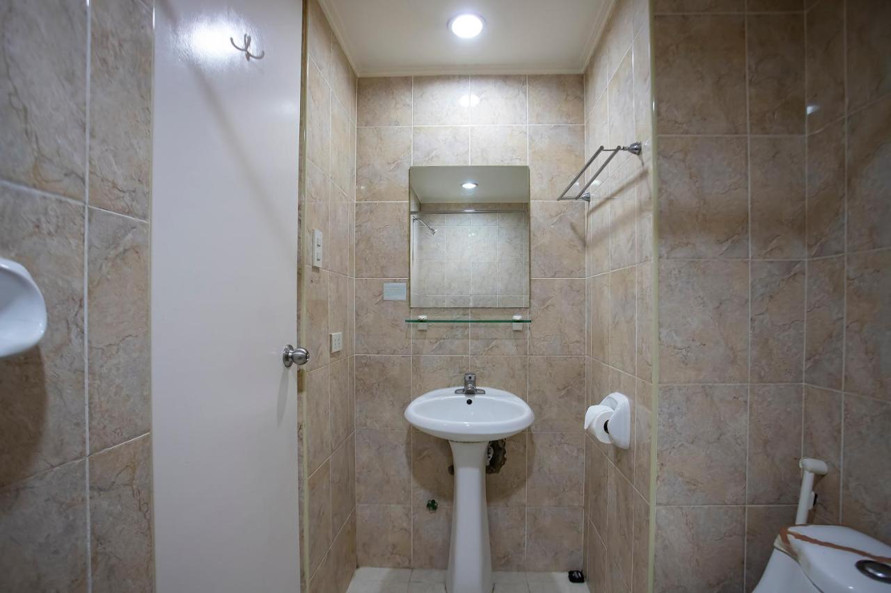 Oyo 821 Connector Hostel Makati City Extérieur photo